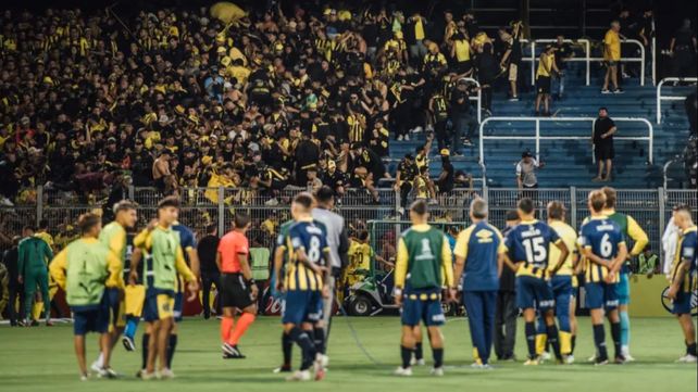 Los hinchas de Peñarol lanzaron pirotecnia antes del inicio del partido en el Gigante y los canallas respondieron.
