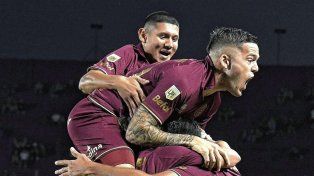 El festejo de los jugadores de Lanús&nbsp; tras ganar por goleada.&nbsp;