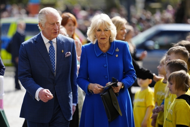 Carlos y&nbsp; Camila, la reina consorte, durante un evento de caridad.&nbsp;