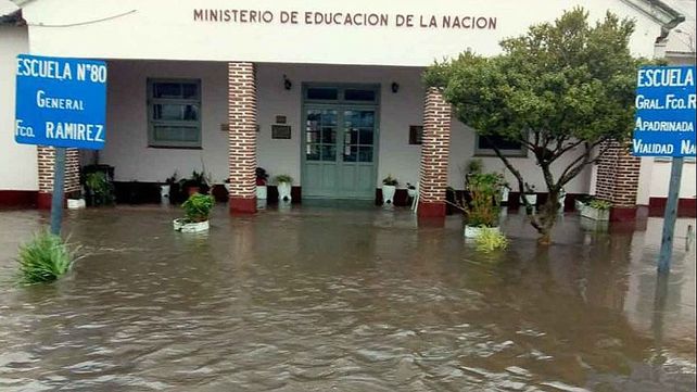 Escuela rural quedó rodeada de agua en medio de una obra de Vialidad