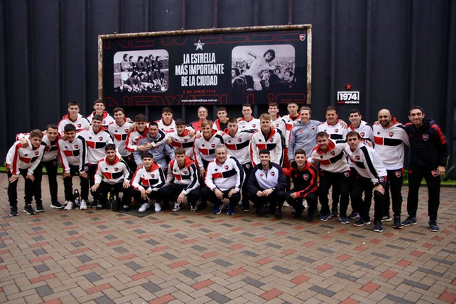 La reserva de Newells a pleno antes de salir para Buenos Aires.