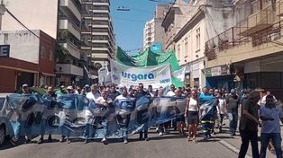 Algunos sindicatos rosarinos concentraron y marcharon desde Pellegrini y Corrientes rumbo al Monumento.
