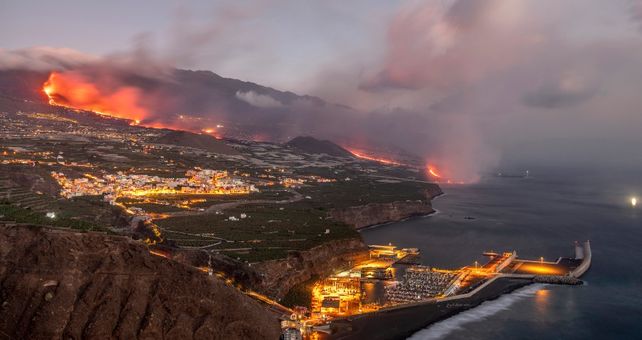 Otros 800 evacuados en Islas Canarias por más lava del volcán