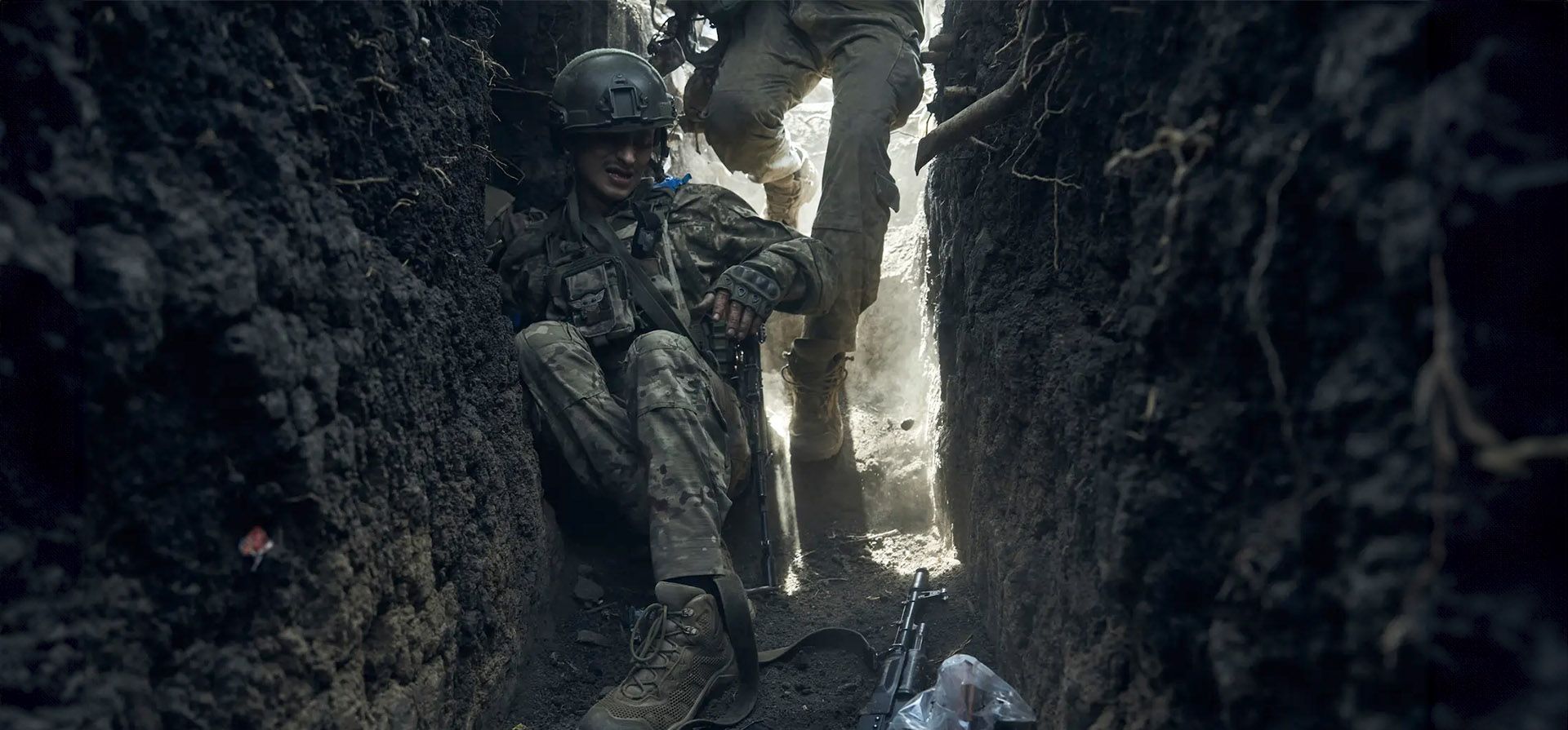 Bakhmut, Ucrania. Un soldado herido de la 3ª Brigada de Asalto Separada de Ucrania salta en una trinchera bajo bombardeos después de feroces batallas con las fuerzas rusas en la región de Donetsk. Fotografía: Libkos/AP Bakhmut, Ucrania. Un soldado herido de la 3ª Brigada de Asalto Separada de Ucrania salta en una trinchera bajo bombardeos después de feroces batallas con las fuerzas rusas en la región de Donetsk. Fotografía: Libkos/AP