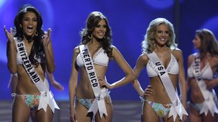 Las bellezas de Miss Universo realizaron una competencia inflando preservativos