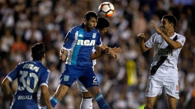 Racing recibe a la U de Chile con el objetivo de pasar de ronda