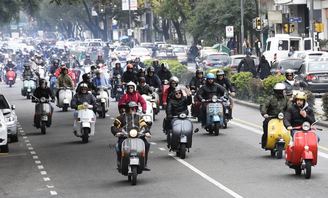 Los fanáticos celebraron  en Rosario los 70 años de la legendaria Vespa