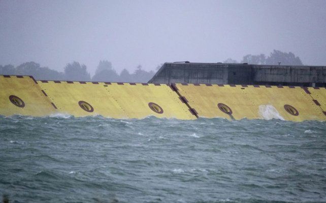 Para afrontar la subida de la marea que causa inundaciones, Italia ha desembolsado 5.500 millones de euros en el Módulo Experimental Electromecánico (MOSE), un complejo sistema de diques que llevaba en construcción desde 2003.