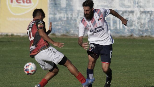 No pudo el charrúa. Ignacio Bogino intenta salir jugando ante Llodrá. El defensor tuvo una buena labor en la igualdad ante Claypole.&nbsp; 