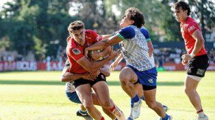 El santafesino Juan Cruz Strada intenta detener el avance de un jugador de Dogos.