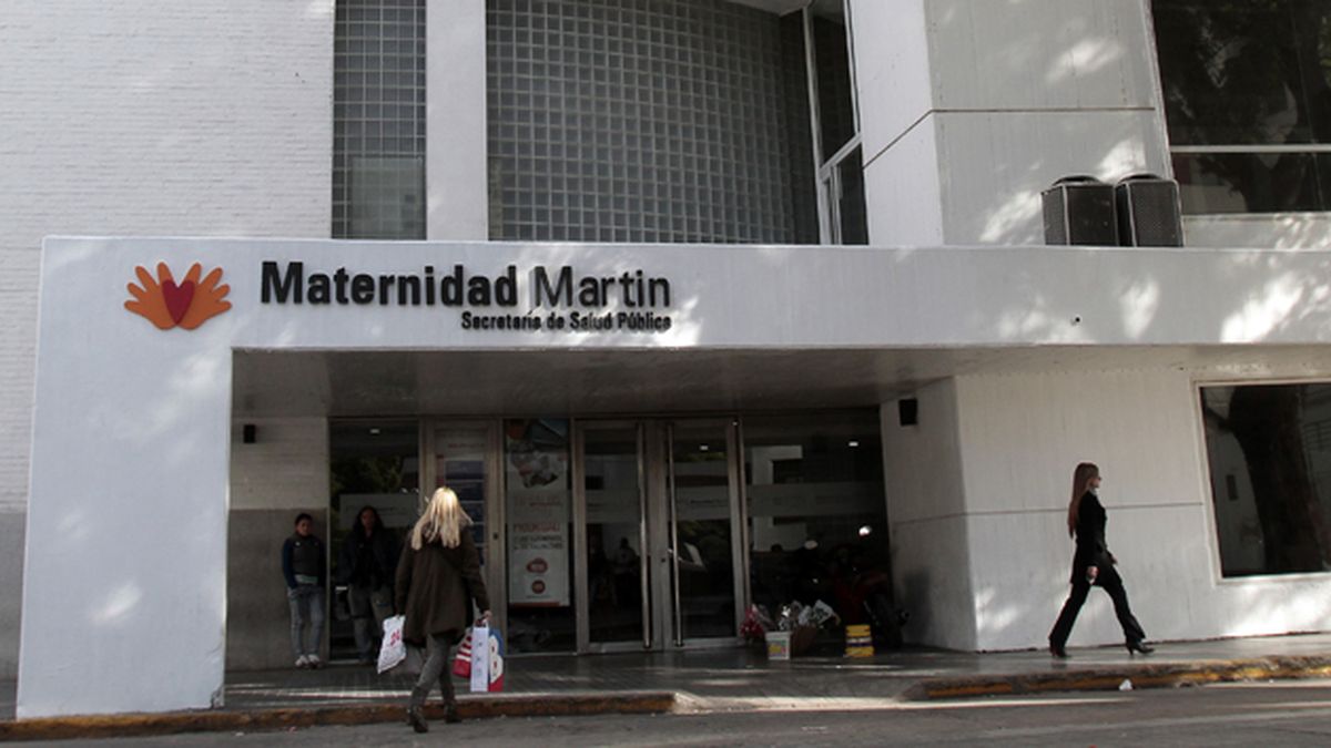 Cuatro policías asistieron a una mujer en pleno trabajo de parto en el baño  de la casa