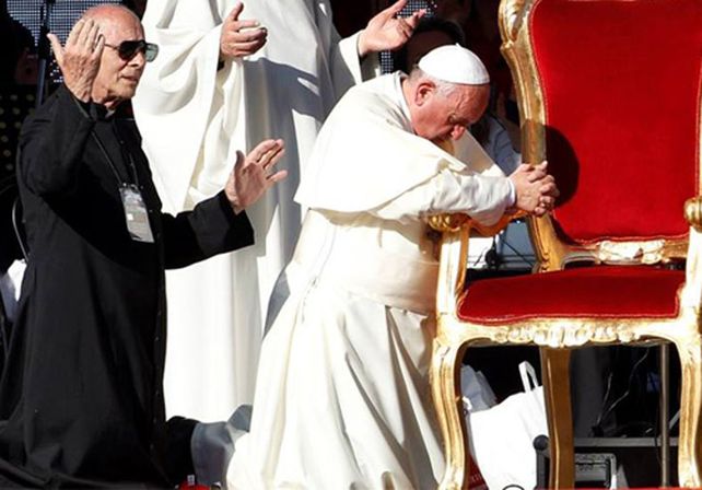 Las manos. El Papa Francisco en el Estadio Olímpico de Roma en la 37ª Asamblea de Renovación Carismática