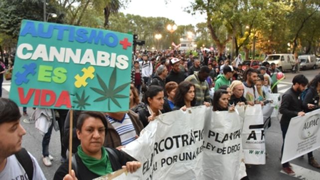 Una de las tantas marchas que se realizaron en Rosario para pedir por el uso terapéutico del cannabis.