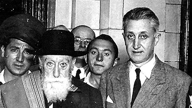 Un ya envejecido González junto a quien sería presidente de Argentina en 1963, el radical Arturo Illia. 