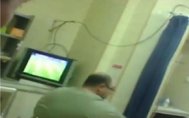 Juega el Barsa. El médico fue filmado por un herido que reclamó atención.