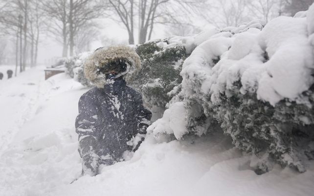 Un joven disfruta jugando en un banco de nieve profunda en Hoboken