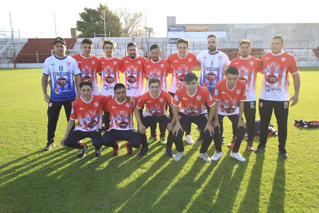 En casa. Los planteles de Atlético Paraná A y B en el estadio Pedro Mutio con la flamante indumentaria deportiva.&nbsp;