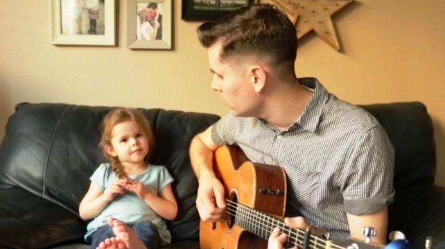 El video de la nena cantando junto a su padre se volvió viral en las redes.