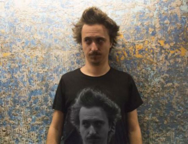 Remera con jopo. El humor de Tomás Quintín Palma en “La Usina TV”.