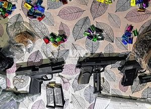 B° Santa Rosa de Lima: aprehendieron a dos mujeres y un adolescente tras secuestrar 126 dosis de cocaína y tres armas de fuego