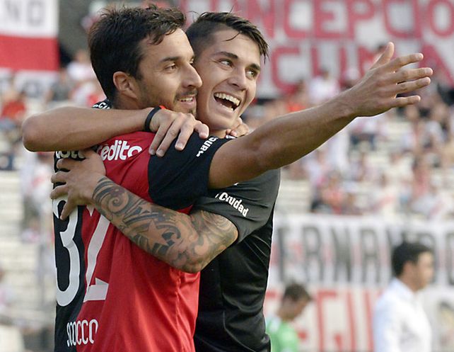 Gran cierre. Scocco ya clavó un golazo y celebra junto al lateral Escobar el 2 a 0 en Núñez ante River. (Sebastián Suárez Meccia / La Capital)