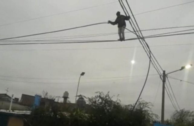 El viral más equilibrado: un ladrón que bien podría trabajar en un circo
