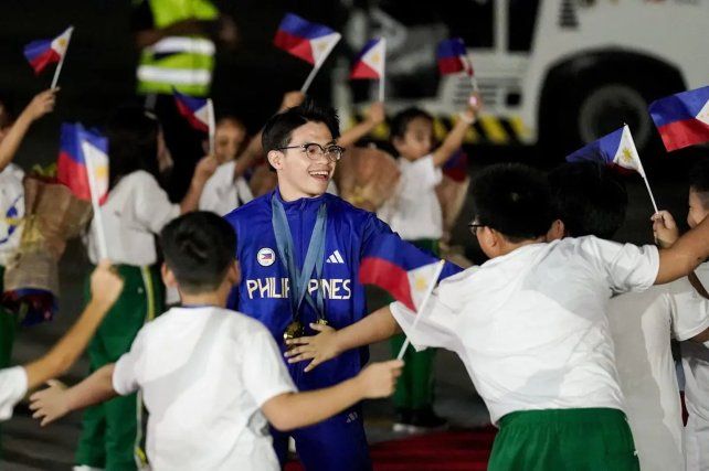 El gimnasta filipino ganador de dos oros tendrá comida gratis de por vida