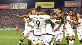 Todos con el 9. Este grito del Polaco Fydriszewski fue en Tucumán, pero no logró ganarse la camiseta.