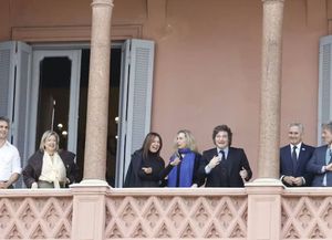 Milei saludó e hizo un six-seven desde el balcón de Casa Rosada antes de encabezar la reunión de Gabinete