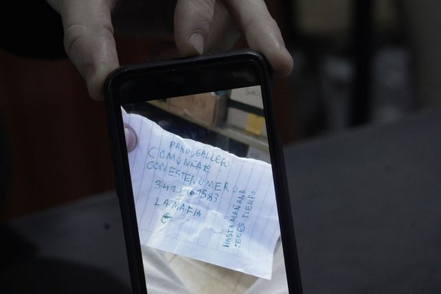 El lunes por la tarde recibieron una amenaza firmada por La Mafia y dos días después les balearon su casa de barrio Ludueña.