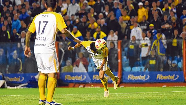 Mala definición. Carrizo impacta de cabeza en la que fue una de las más claras del canalla en la Boca.