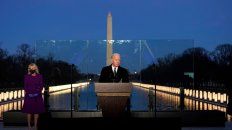 El presidente electo habla este martes a la noche, junto a su esposa, en un acto en homenaje a las víctimas del Covid, frente a la piscina reflectante del Monumento a Lincoln, en Washington. El presidente electo habla este martes a la noche, junto a su esposa, en un acto en homenaje a las víctimas del Covid, frente a la piscina reflectante del Monumento a Lincoln, en Washington.
