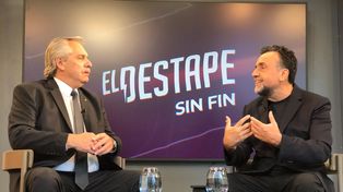 El presidente Alberto Fernández con el periodista Roberto Navarro.