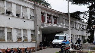 La joven que perdió su embarazo permanece internada en grave estado.