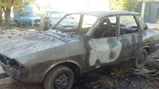 Un nuevo auto quemado en la ciudad