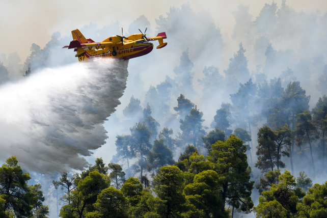 Un avión cisterna bimotor Canadair como el que hoy se estrelló en Grecia.