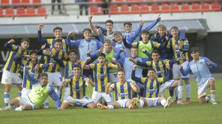 Festejo loco. Los futbolistas de Central celebran el triunfo ante Estudiantes y el pase a semifinales del torneo Proyección.