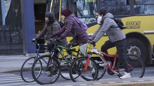 Los rosarinos a abrigarse para enfrentar las bajas temperaturas del invierno.&nbsp; 