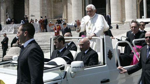 Los medios deforman la imagen del Vaticano, se quejó el Papa