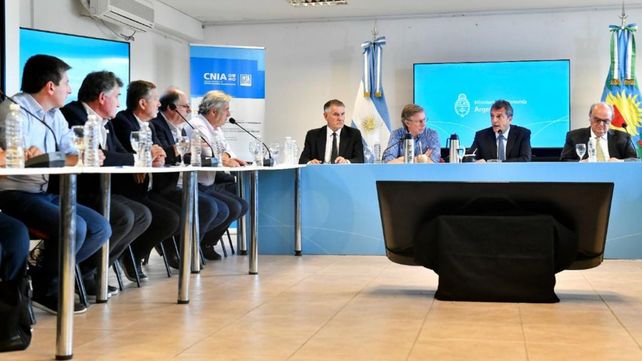 Contacto. Massa recibió a la mesa de enlace y a la mesa agroalimentaria en el Inta Castelar.
