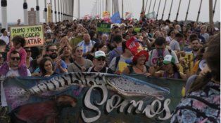 Una multitud participó del último corte y acampe en el puente Rosario - Victoria.