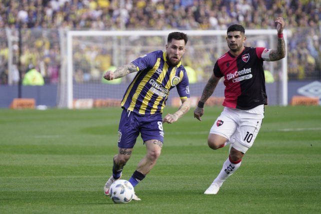 Jonatan Gómez intenta superar a Ever Banega.