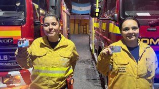 María Fernanda Sosa y Nadia Álvarez pertenecen al cuerpo de Bomberos Voluntarios de Paraná y obtuvieron el registro de conducir para vehículos de emergencias