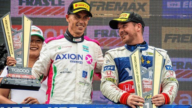 Leonel Pernía y Bernardo Llaver festejan en el podio.