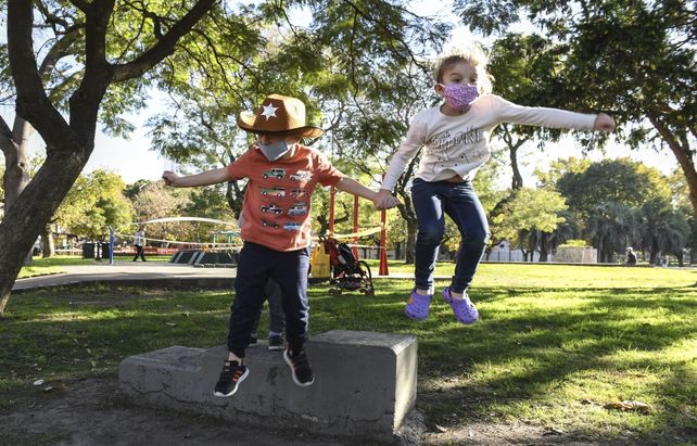 Salto de alegría. Una postal de niños ayer en el centro porteño.