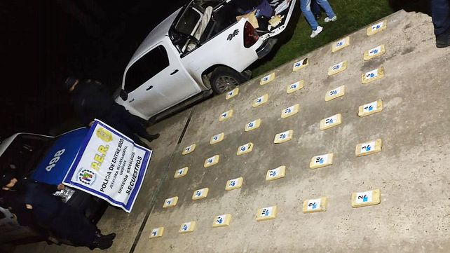 Trillaban un campo y encontraron 43 kilos de cocaína