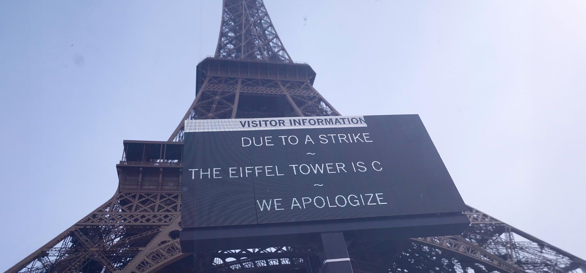 Un cartel en la Torre Eiffel cerrada durante una nueva ronda de huelgas y protestas para denunciar los recortes de gastos y exigir mayores impuestos a los ricos, el jueves 2 de octubre de 2025 en París. (Foto AP/Michel Euler) Un cartel en la Torre Eiffel cerrada durante una nueva ronda de huelgas y protestas para denunciar los recortes de gastos y exigir mayores impuestos a los ricos, el jueves 2 de octubre de 2025 en París. (Foto AP/Michel Euler)