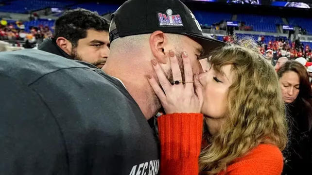 Taylor Swift y Travis Kelce festejaron el triunfo de su equipo y el pasaje al Super Bowl con un apasionado beso.