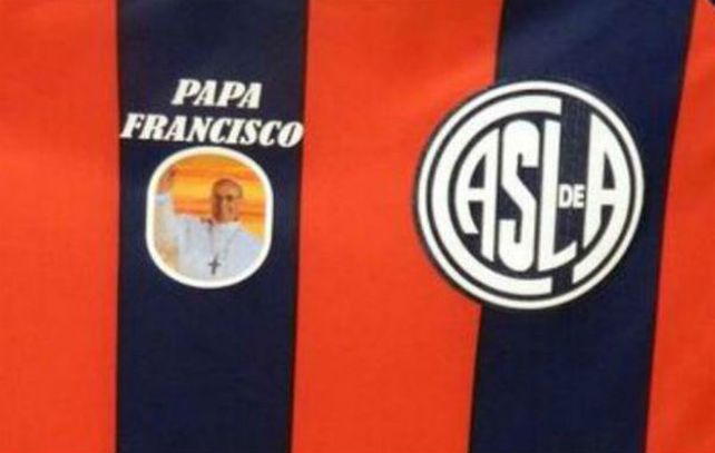 La camiseta con la que jugará San Lorenzo hoy tendrá una foto del Papa Francisco junto al escudo del club.