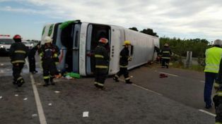 Dos muertos al volcar un micro con chicos